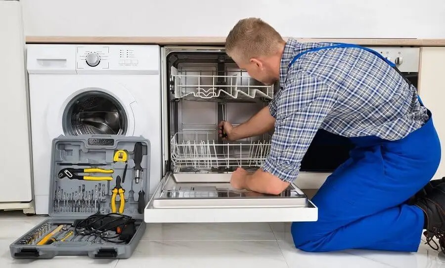 Adapazarı Esty servisi teknisyen ekibi beyaz eşya tamiri yaparken